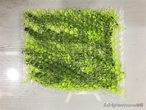 儿童创意美术教学:足球场创意画——《足球万岁》