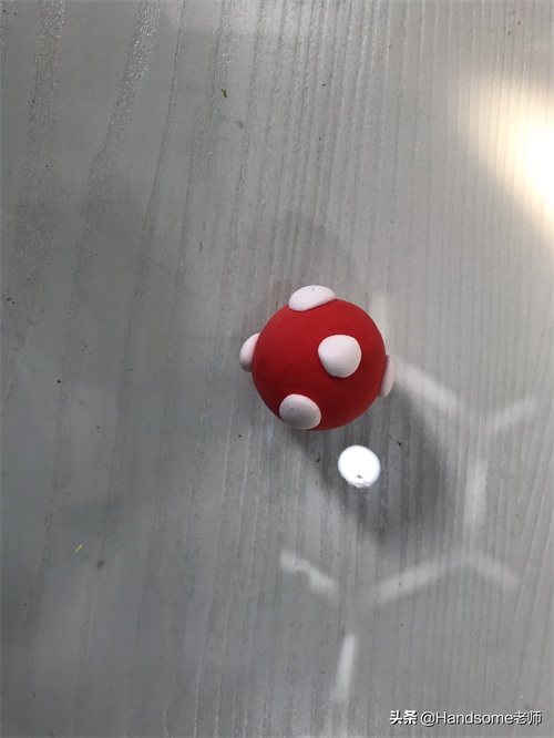 儿童创意美术教学:足球场创意画——《足球万岁》