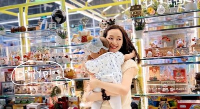 ​秋日暖阳下，看王治郅的妻子如何绽放！体态优美，引人注目！