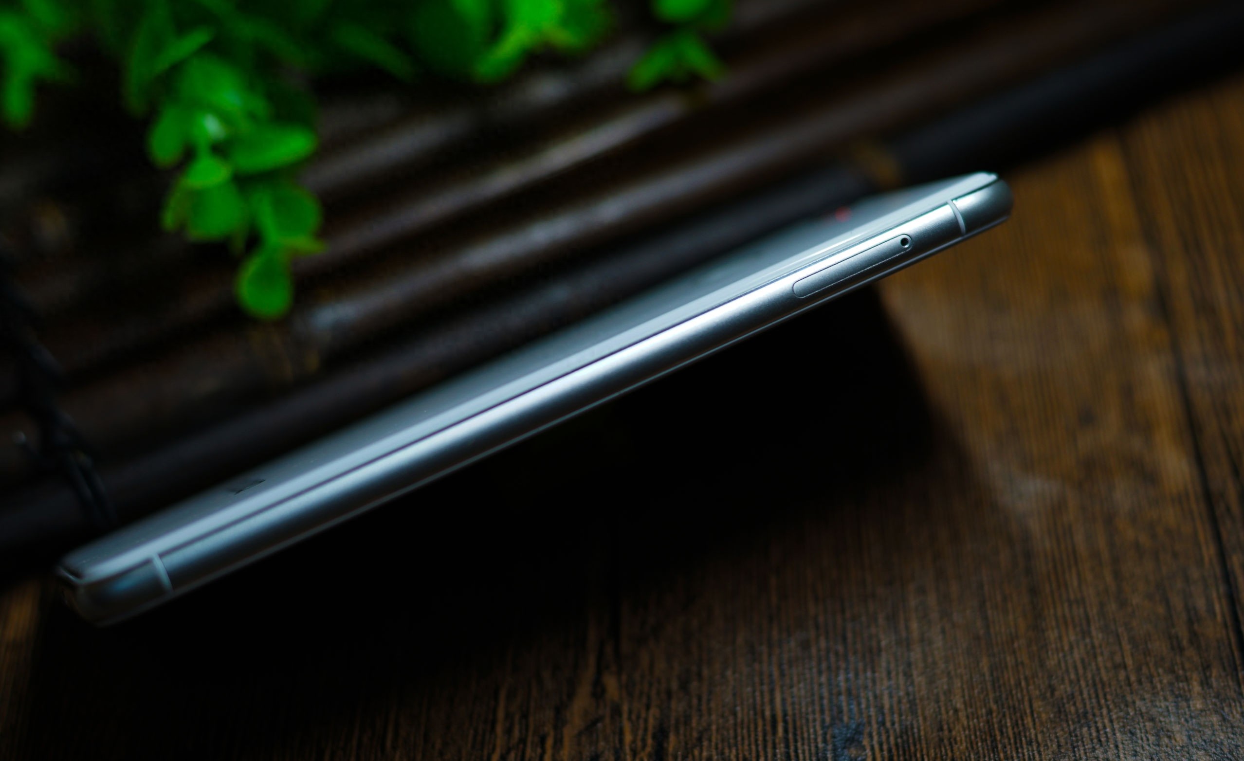 小屏浪潮来临?努比亚Z11mini美图鉴赏(黑白配色对比)