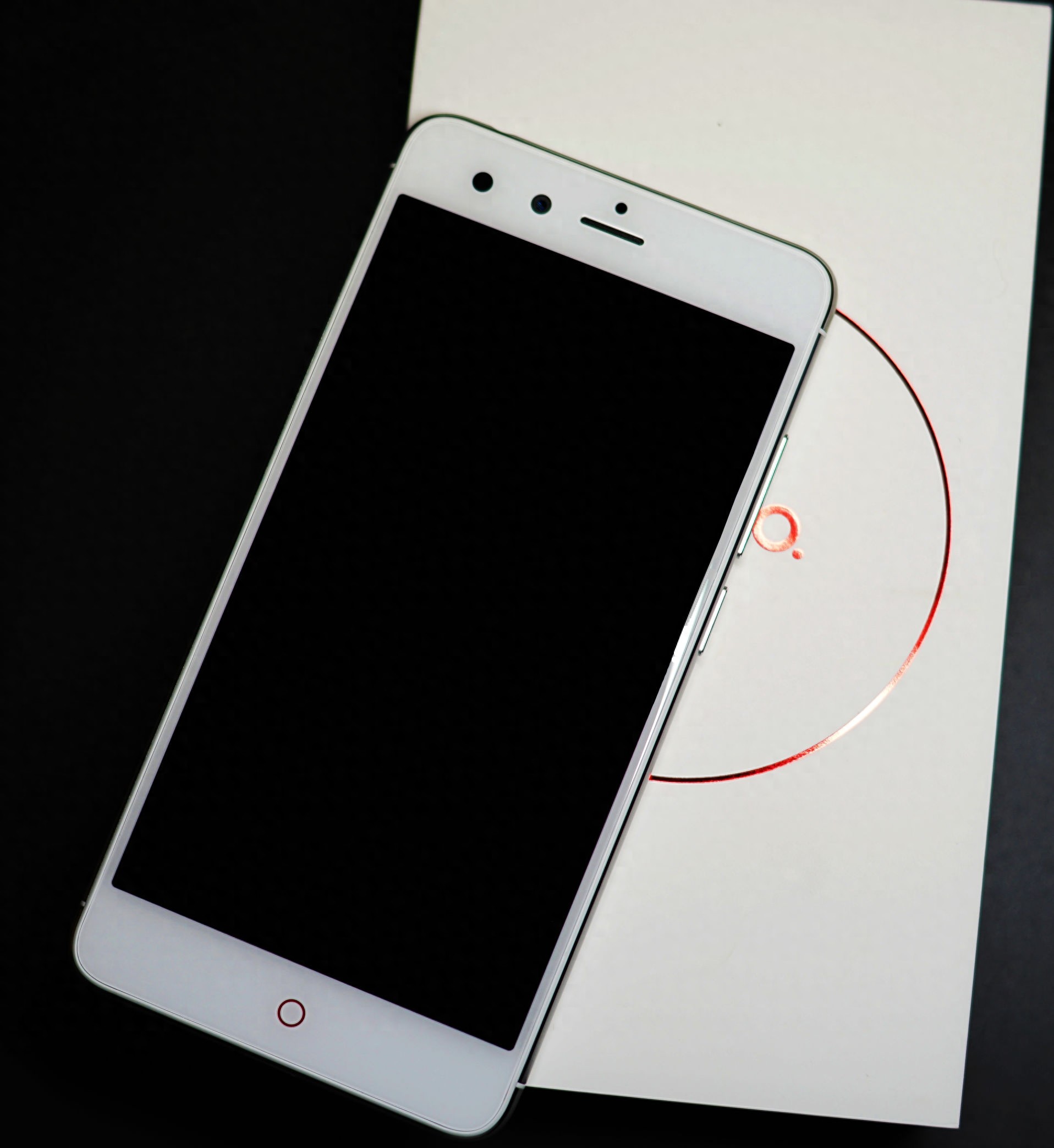 小屏浪潮来临?努比亚Z11mini美图鉴赏(黑白配色对比)