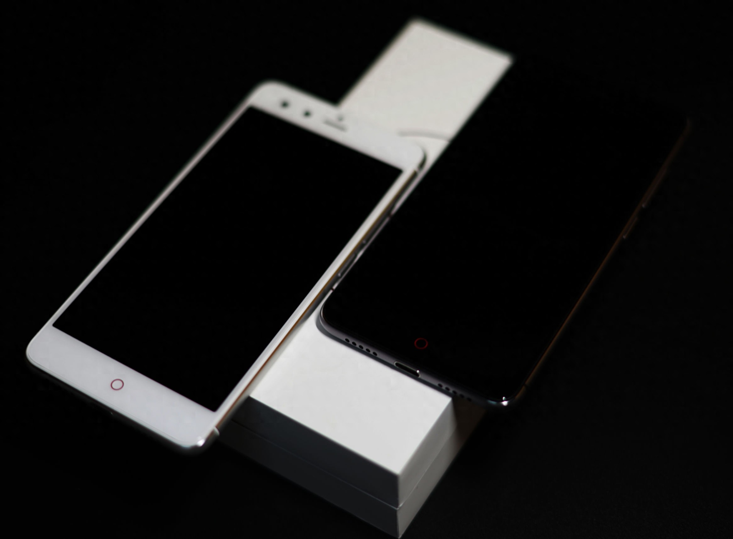 小屏浪潮来临?努比亚Z11mini美图鉴赏(黑白配色对比)