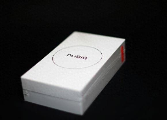 小屏浪潮来临?努比亚Z11mini美图鉴赏(黑白配色对比)