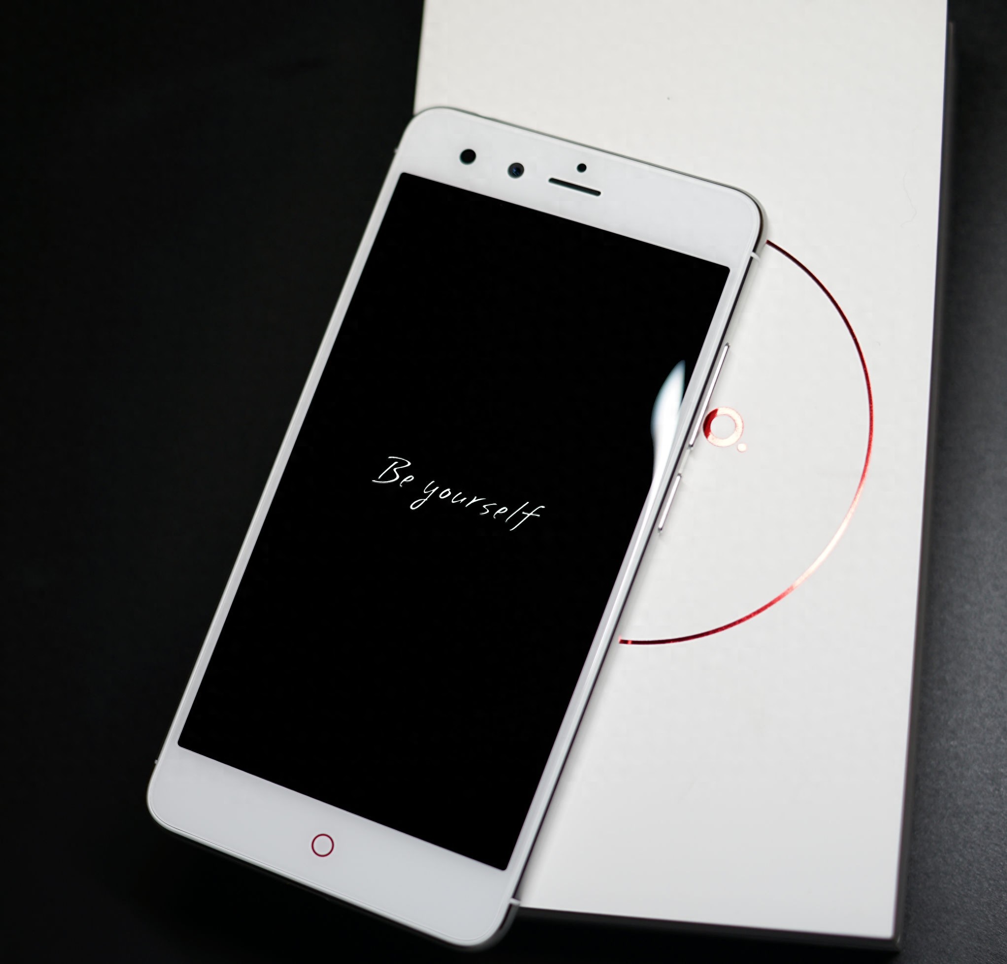 小屏浪潮来临?努比亚Z11mini美图鉴赏(黑白配色对比)