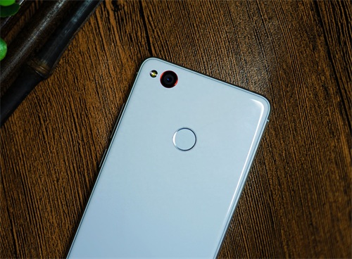 小屏浪潮来临?努比亚Z11mini美图鉴赏(黑白配色对比)