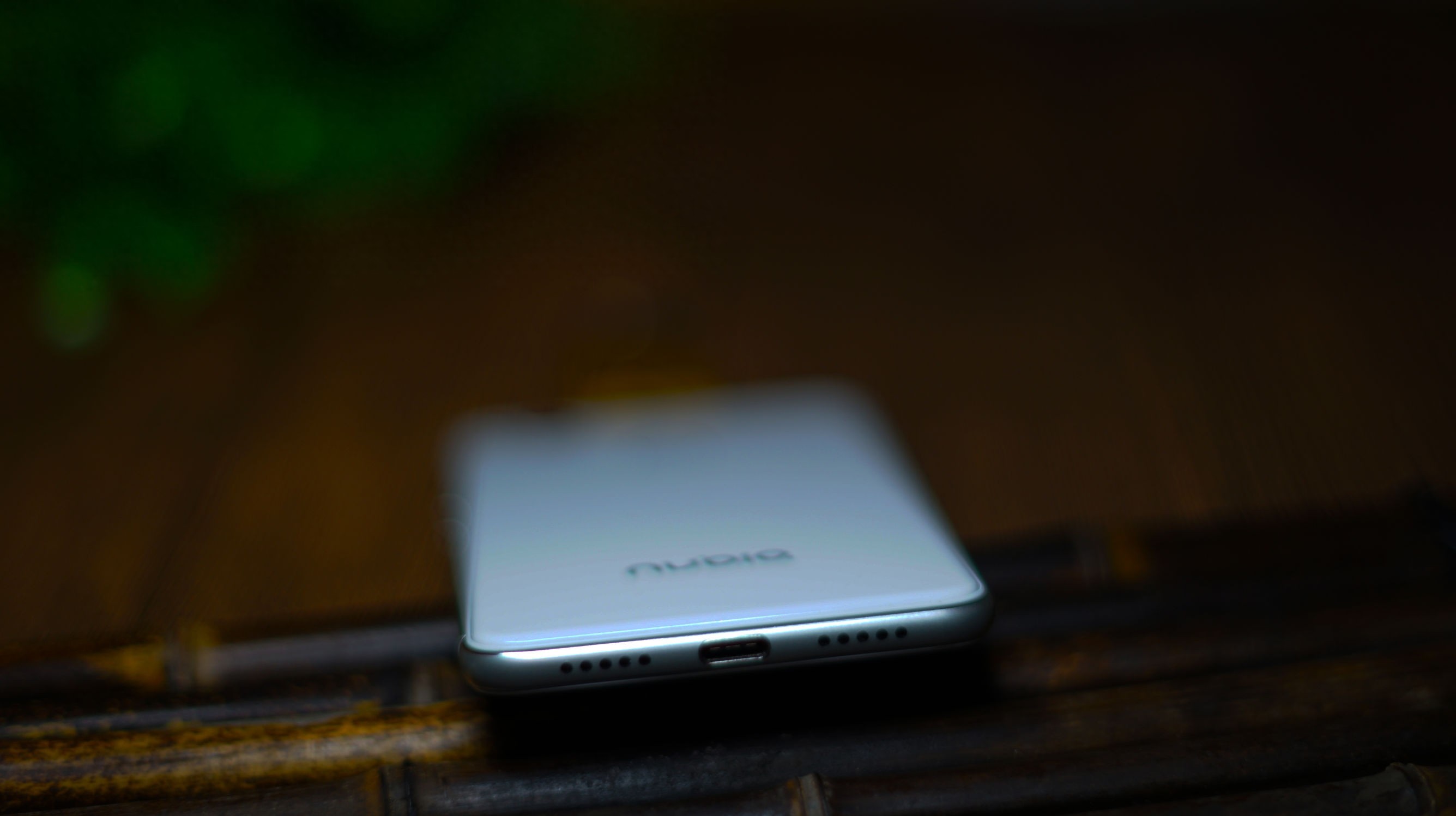 小屏浪潮来临?努比亚Z11mini美图鉴赏(黑白配色对比)