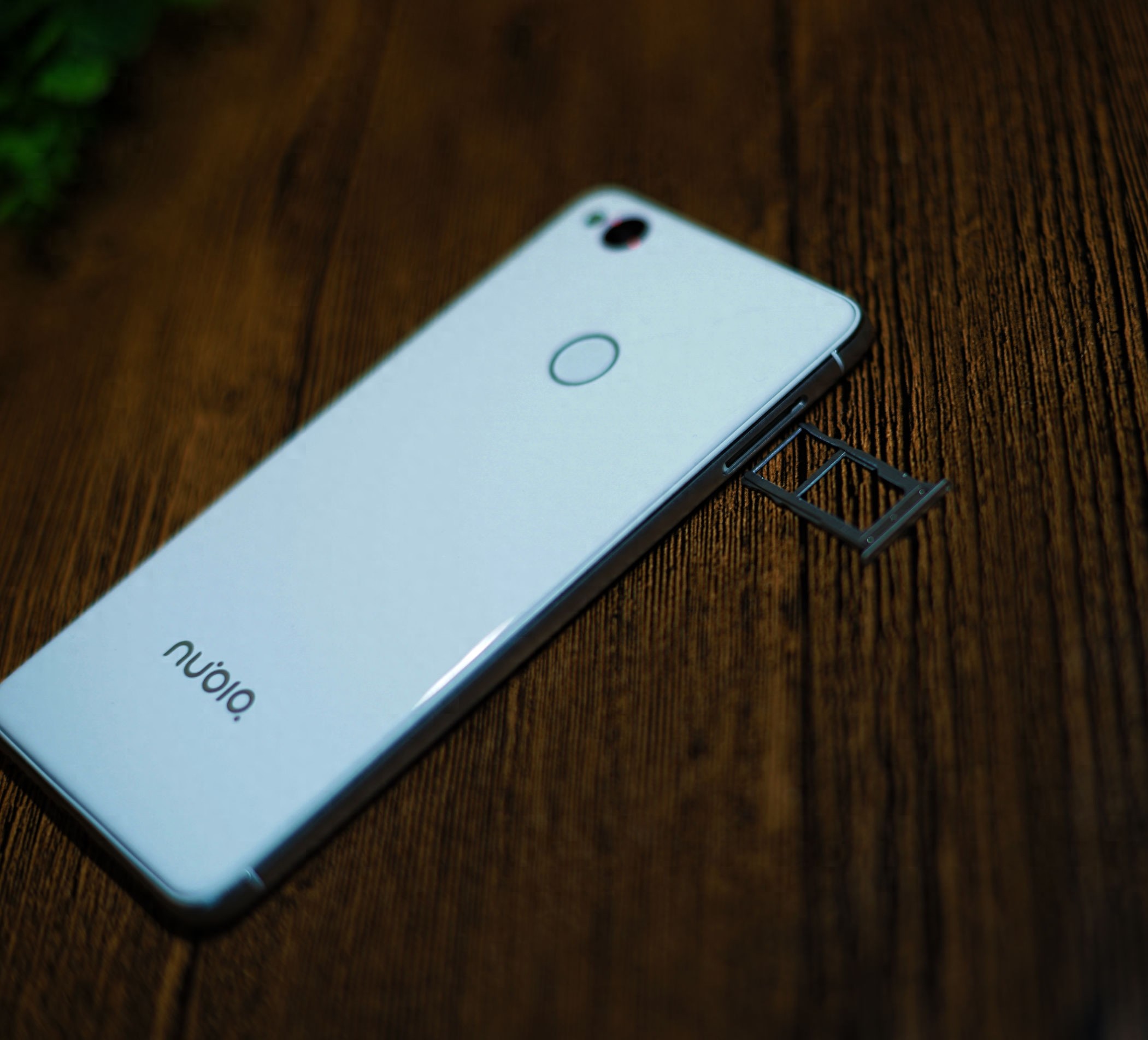 小屏浪潮来临?努比亚Z11mini美图鉴赏(黑白配色对比)