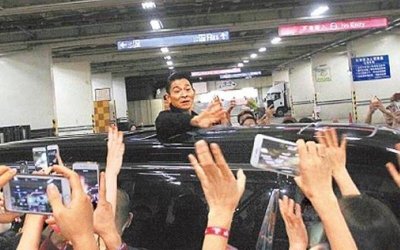 ​刘德华否认老婆怀孕 称希望传言成真