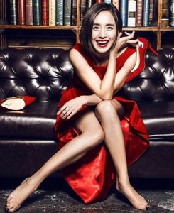 ​王智最性感写真大片公开 ，满屏大长腿格调十足