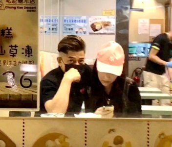 ​郭富城方媛享二人世界 穿情侣装甜蜜依偎看手机