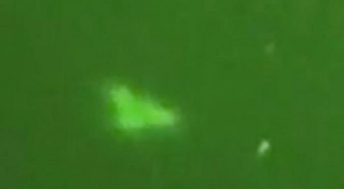 目前YouTube网友上传视频图像显示，11月13日晚上，澳大利亚墨尔本夜空出现超级UFO，形状是三角形。有人猜测可能是UFO取消屏蔽时呈现的“真实面目”