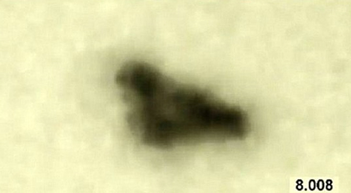 目前YouTube网友上传视频图像显示，11月13日晚上，澳大利亚墨尔本夜空出现超级UFO，形状是三角形。有人猜测可能是UFO取消屏蔽时呈现的“真实面目”