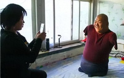 ​网红主播“筷子哥”：天生没手没脚，嘴叼筷子打游戏，养活妻小