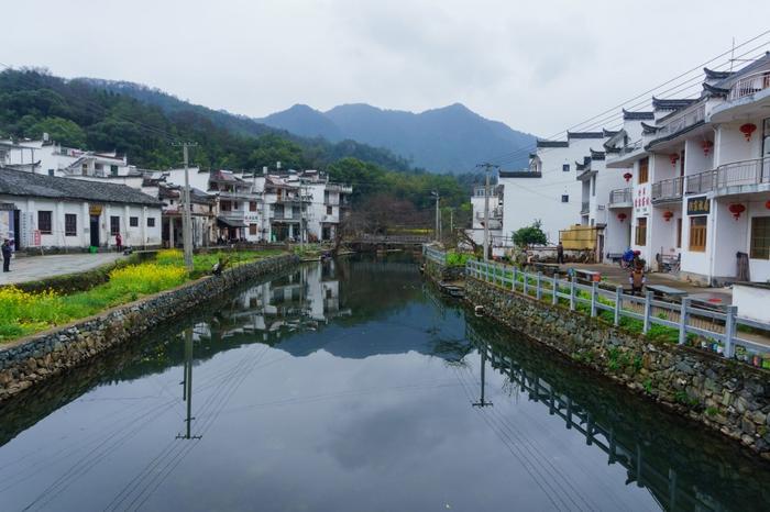 江西婺源晓起村,一个具有千年历史的古村落,小桥流水别具韵味