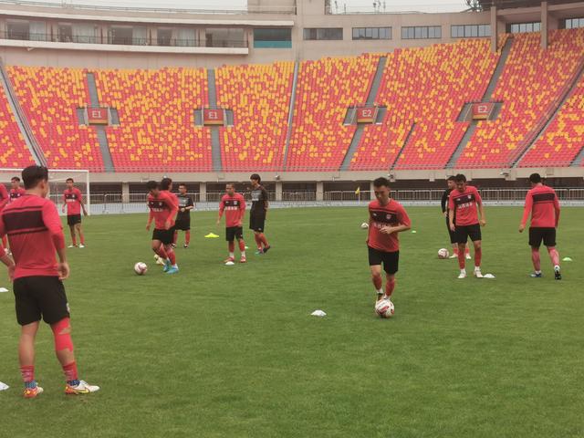 陕西大秦之水足球俱乐部新赛季(陕西长安竞技大秦之水足球队2025赛季出征仪式隆重举行)(10)