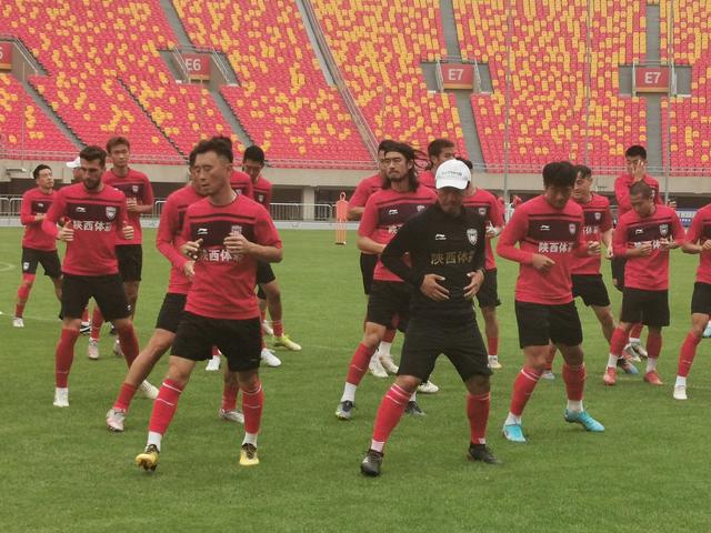 陕西大秦之水足球俱乐部新赛季(陕西长安竞技大秦之水足球队2025赛季出征仪式隆重举行)(12)