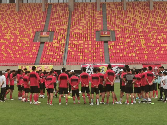 陕西大秦之水足球俱乐部新赛季(陕西长安竞技大秦之水足球队2025赛季出征仪式隆重举行)(11)
