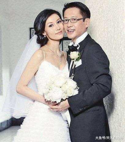 “最美港姐”李嘉欣近照曝光, 苹果肌突出, 笑容僵硬太吓人