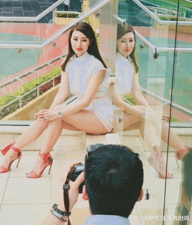 “最美港姐”李嘉欣近照曝光, 苹果肌突出, 笑容僵硬太吓人