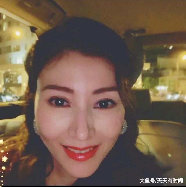 “最美港姐”李嘉欣近照曝光, 苹果肌突出, 笑容僵硬太吓人