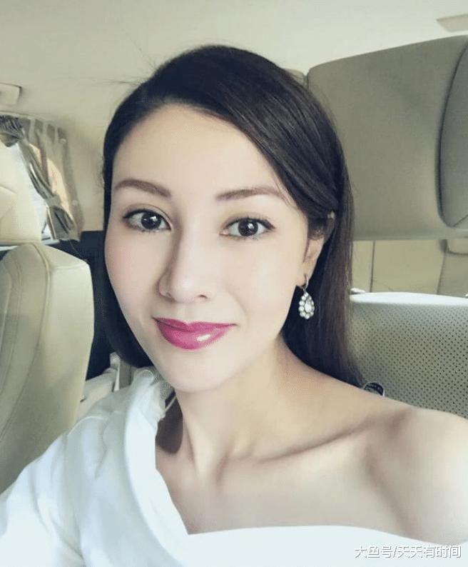 “最美港姐”李嘉欣近照曝光, 苹果肌突出, 笑容僵硬太吓人