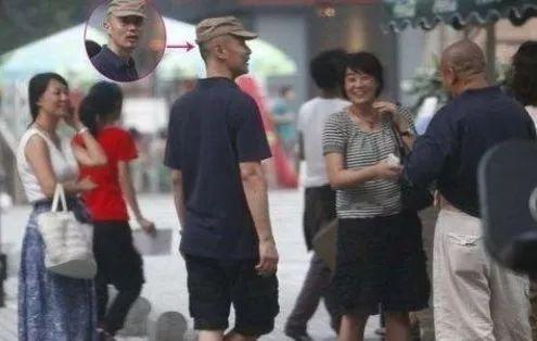 葛优说妻子是个“醋坛子”，无儿无女，又不漂亮，却被他宠爱34年