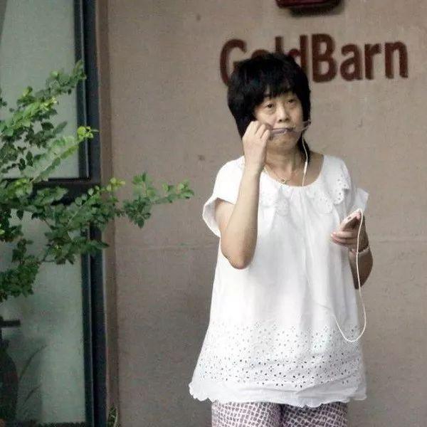 葛优说妻子是个“醋坛子”，无儿无女，又不漂亮，却被他宠爱34年