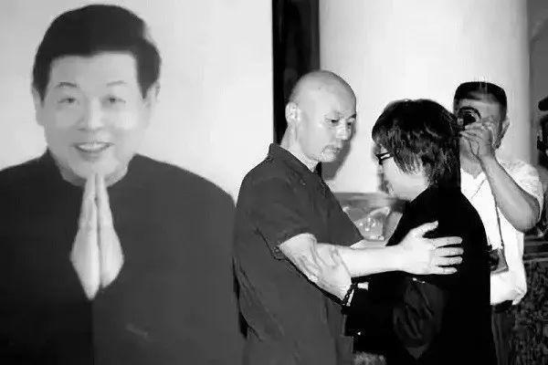 葛优说妻子是个“醋坛子”，无儿无女，又不漂亮，却被他宠爱34年