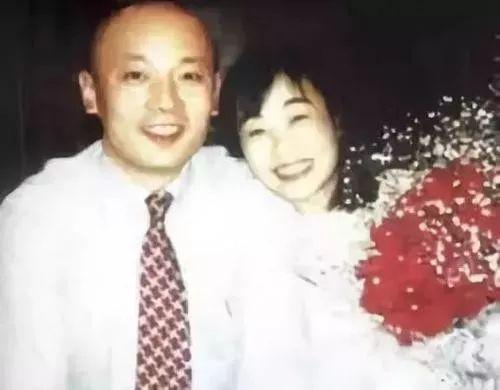 葛优说妻子是个“醋坛子”，无儿无女，又不漂亮，却被他宠爱34年