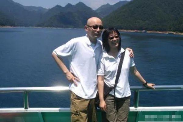 葛优说妻子是个“醋坛子”，无儿无女，又不漂亮，却被他宠爱34年