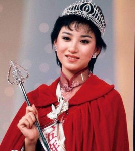 ​她是身材最矮的港姐，嫁给丑男生3女却离婚，如今再婚9年很幸福