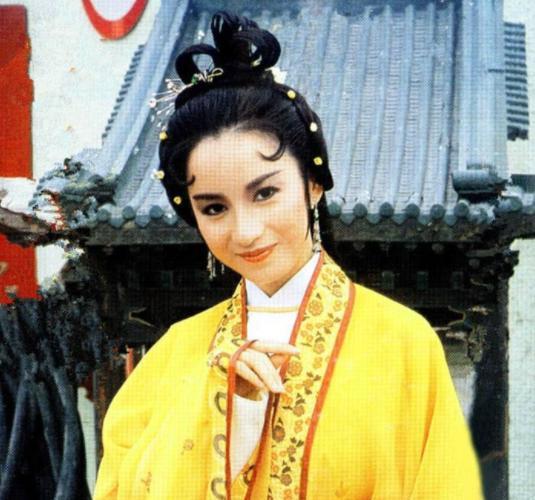 她是身材最矮的港姐，嫁给丑男生3女却离婚，如今再婚9年很幸福