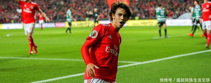 菲利克斯我想和C罗一起踢球，因为他是最伟大的球员