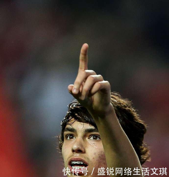 菲利克斯我想和C罗一起踢球，因为他是最伟大的球员