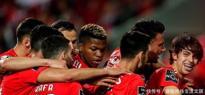 菲利克斯我想和C罗一起踢球，因为他是最伟大的球员