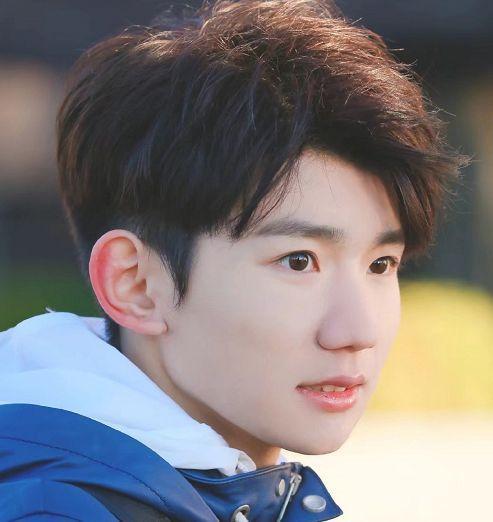 被问：最喜欢的明星是谁？王源不发一言直接拿出手机