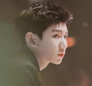 ​被问：最喜欢的明星是谁？王源不发一言直接拿出手机