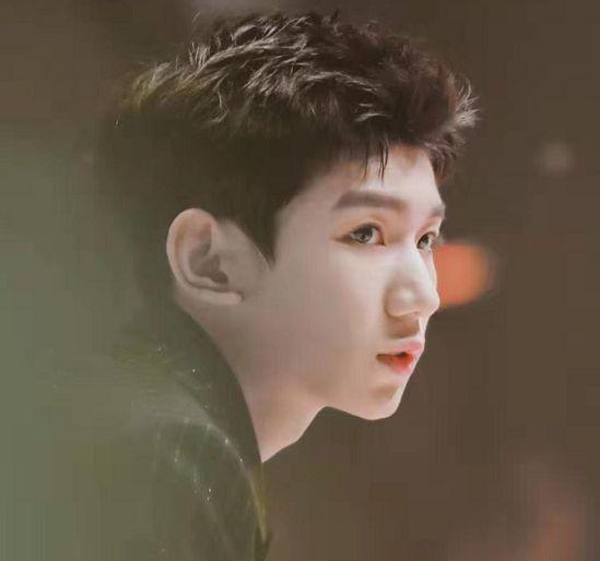 被问：最喜欢的明星是谁？王源不发一言直接拿出手机