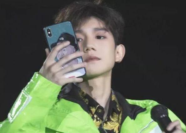 被问：最喜欢的明星是谁？王源不发一言直接拿出手机