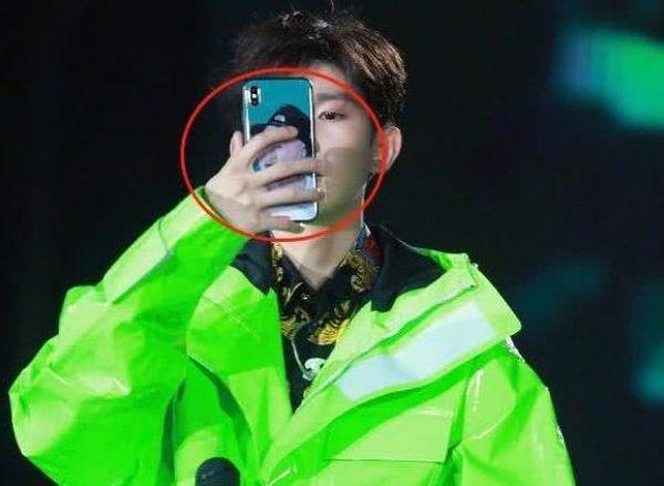 被问：最喜欢的明星是谁？王源不发一言直接拿出手机
