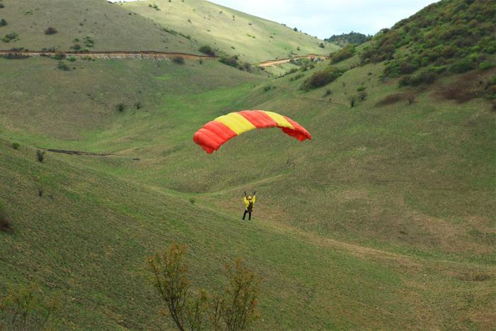 这是陕西最肥美的草原，骑马、滑翔、滑草啥都有！
