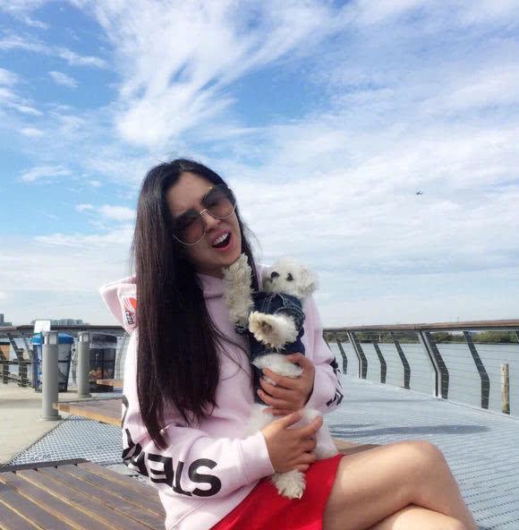 齐秦比妻子大24岁,妻子气质优雅并深爱齐秦,一家四口幸福美满