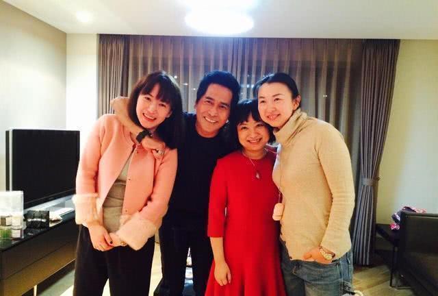 齐秦比妻子大24岁,妻子气质优雅并深爱齐秦,一家四口幸福美满