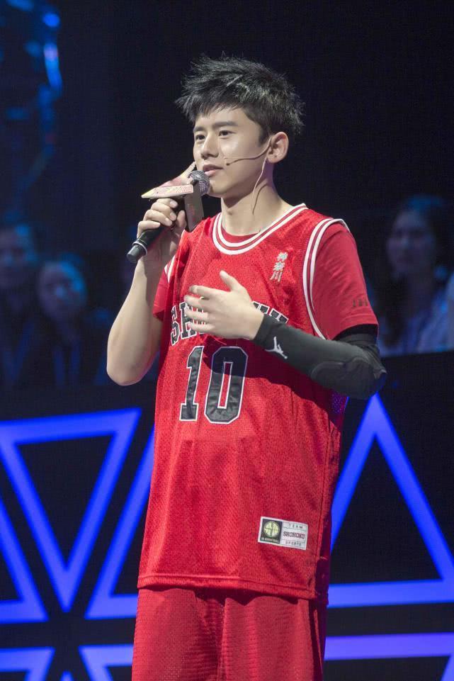 齐秦比妻子大24岁,妻子气质优雅并深爱齐秦,一家四口幸福美满