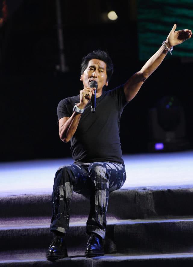 齐秦比妻子大24岁,妻子气质优雅并深爱齐秦,一家四口幸福美满