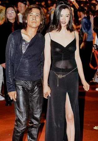 齐秦比妻子大24岁,妻子气质优雅并深爱齐秦,一家四口幸福美满