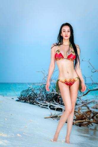 功夫女星母其弥雅化身美人鱼深海极限 与鲸鲨零距离共游