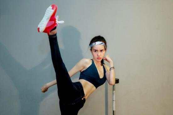 功夫女星母其弥雅化身美人鱼深海极限 与鲸鲨零距离共游