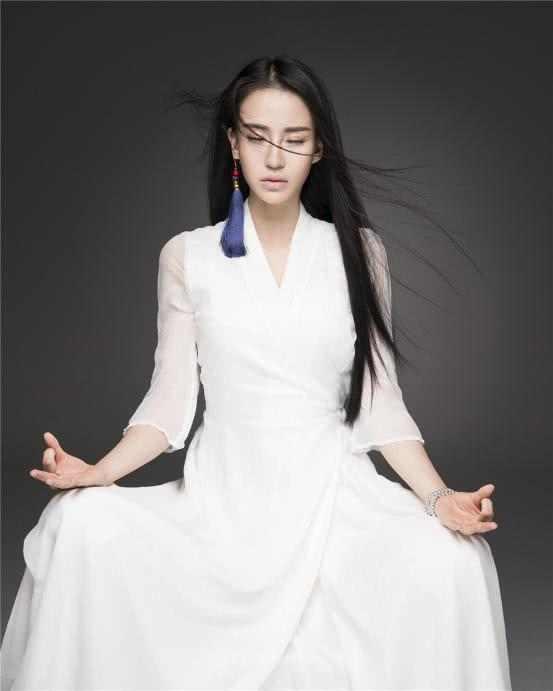 功夫女星母其弥雅化身美人鱼深海极限 与鲸鲨零距离共游