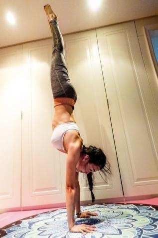 功夫女星母其弥雅化身美人鱼深海极限 与鲸鲨零距离共游